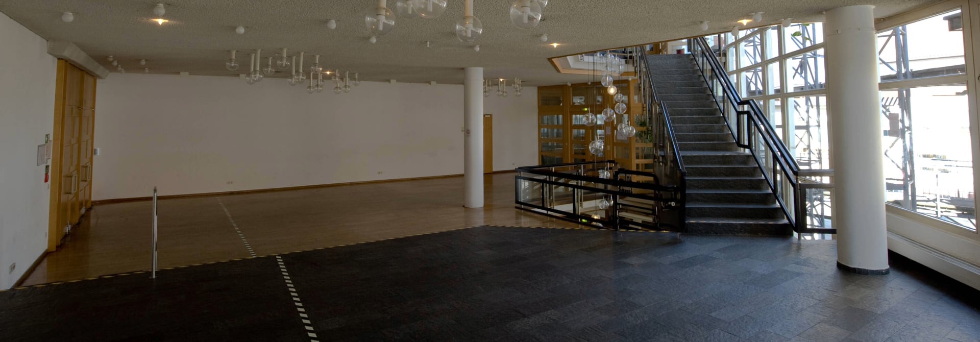 Foyer der Stadthalle mit Treppenaufgang rechts